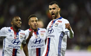 Rachid Ghezzal, ici félicité par Aldo Kalulu et Corentin Tolisso suite à son but en fin de rencontre dans le derby.