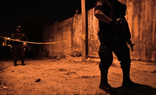 Des membres de la police municipale de Minatitlan (Etat de Veracruz au Mexique) patrouillent à l'extérieur du bâtiment où 13 personnes ont été abattues par un groupe armé le 19 avril 2019.