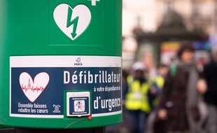 Un défibrillateur installé en ville (illustration).