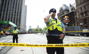 La police de Toronto a sécurisé la ville après qu'un coup de feu a été tiré lors du défilé des Raptors à Toronto, le 17 juin 2019.