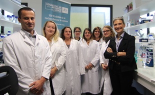 La chercheuse en génétique rennaise Marie-Dominique Galibert mène des travaux sur le mélanome, aussi appelé cancer de la peau. Ici avec son équipe de l'institut de génétique et de développement.