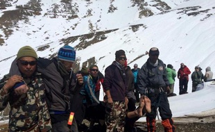 Photo réalisée par l'Armée népalaise le 17 octobre 2014, montrant un randonneur blessé lors de la tempête de neige à Manang, sur le circuit du tour des Annapurnas, conduit vers un hélicoptère