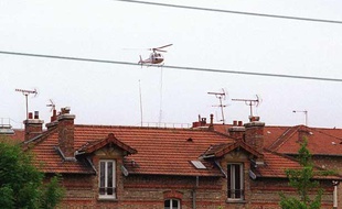Un hélicoptère procède, le 27 mai 2001, au-dessus de la prison de Fresnes, au largage d'armes et de gilets pare-balles, qui ont servi à la prise d'otages de trois surveillants par deux détenus, dont Christophe Khider. Son frère Cyril, est son complice.