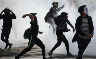 Des étudiants jettent des projectiles sur les CRS à Montpellier, le 14 avril 2016, lors d'une manifestation contre le projet de loi Travail