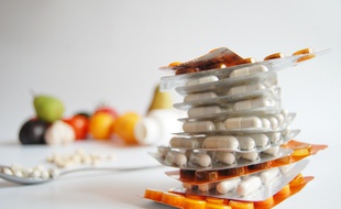 Illustration de plusieurs médicaments. Plutôt que de conserver des médicaments inutiles, périmés ou dangereux, mieux vaut ramener ses plaquettes à la pharmacie.