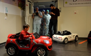 Les enfants vont au bloc en voiturette électrique au CHU de Montpellier
