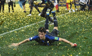 Benjamin Pavard fête la victoire des Bleus en coupe du monde