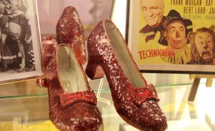 L'une des paires de souliers de rubis portée par l'actrice Judy Garland dans le Magicien d'Oz a été dérobée en 2005 dans un musée de Grand Rapids, dans le Minnesota.