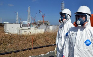 Des travailleurs de Tepco devant l'ancienne centrale nucléaire de Fukushima, le 28 février 2012 dans le nord du Japon