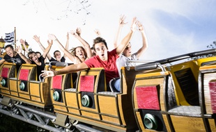 Cobac Parc compte une quarantaine d'attractions, dont le train corsaire.