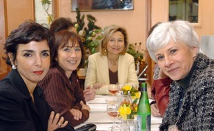 Marie-Claire Carrère-Gée, élue UMP du XIVe arrondissement de Paris, qui n'a pas reçu l'investiture de son parti dans sa circonscription, annonce lundi qu'elle se présentera quand même, déplorant avoir été victime d'un "délit de mariage" lors des choix des candidats.