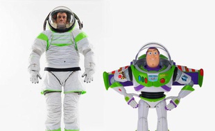 La nouvelle combinaison créée par la Nasa, la Z-1 (à gauche), ressemble fortement à celle de Buzz L'Eclair, le célèbre personnage de «Toy Story».