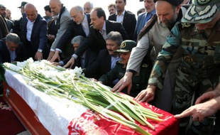 Des officiels iraniens prient sur le cercueil d'un des pèlerins tués dans la bousculade de la Mecque, le 3 octobre 2015, lors d'une cérémonie pour leur rapatriement, à l'aéroport de Téhéran