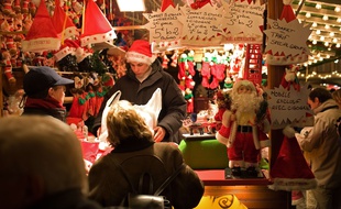 Un vendeur sur un marché de Noël strasbourgeois.