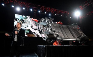 Le patron de Tesla, Elon Musk, présente le 9 octobre 2014 à l'aéroport Hawthorne, dans la banlieue de Los Angeles, le chassis de la nouvelle Tesla "D"