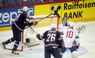 La France s'est inclinée 7 à 2 (1-1, 3-1, 3-0) face aux Etats-Unis, vendredi à Helsinki, en match d'ouverture du Tour préliminaire du Championnat du monde 2012 de hockey sur glace disputé en Finlande et à Stockholm en Suède.