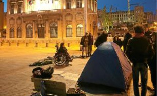 Des «indignés» hier face à la mairie.