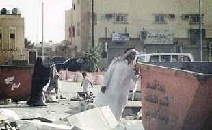 Capture d'écran, le 7 octobre 2013, d'une photo de deux personnes en Arabie saoudite. Une image postée sur Twitter.