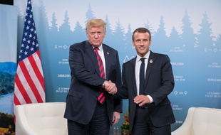 Donald Trump et Emmanuel Macron échangent une poignée de mains, à La Malbaie (Québec), le 8 juin 2018.