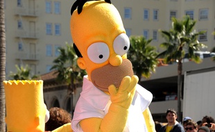 La mascotte de Homer Simpson le 14 février 2012 à Hollywood.