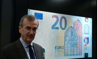 Le gouverneur de la Banque de France, François Villeroy de Galhau devant le nouveau billet de 20 euros, le 24 novembre 2015 à Paris
