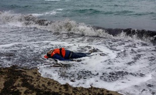 Un migrant échoué sur une plage dans le district de Dikili le 5 janvier 2016