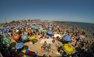 Les fortes chaleurs ont poussé les habitants de New York vers les plages de Coney Island.