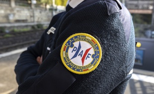 Un policier de la police aux frontières, sur le quai de la gare SNCF de Menton Garavan le 10 mars 2021.