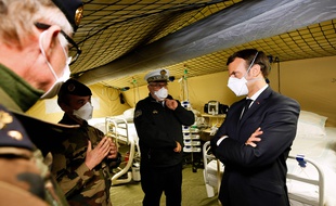 Emmanuel Macron, avec un masque, lors de sa visite à l'hôpital militaire de campagne déployé à Mulhouse, le 25 mars 2020.