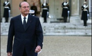 Jacques Chirac a donné mercredi matin le coup d'envoi des traditionnelles cérémonies d'échanges de voeux à l'Elysée avec le salut au drapeau dans la cour d'honneur du palais présidentiel.