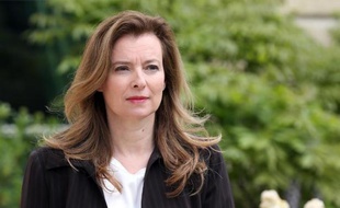 Valérie Trierweiler ira dimanche à Bombay pour soutenir l'ONG Action contre la faim et a désavoué son avocate, a-t-on appris vendredi dans son entourage, confirmant des informations de presse.