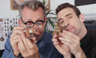 Jamy et Max Bird vous expliquent pourquoi les dinosaures n'ont pas disparu.