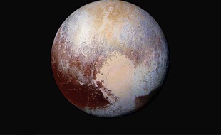 La Nasa a diffusé le 24 juillet 2015 cette image qui combine plusieurs photographies de Pluton, colorées pour faire ressortir les différences de composition à sa surface.
