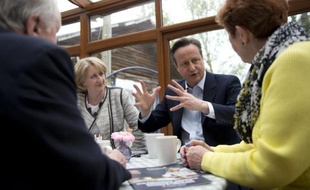 Le Premier ministre David Cameron en campagne électorale à Cheadle près de Manchester