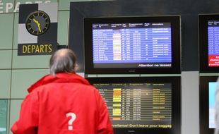 UN voyageur dans le hall de l'aéroport qui suscite tant de convoitise.