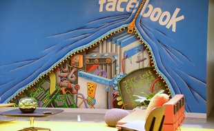 Un mur peint dans les locaux de Facebook en Californie, le 15 mai 2012.