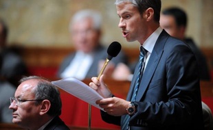 Le député-maire UMP de Coulommiers (Seine-et-Marne), Franck Riester, a choisi de révéler son homosexualité après un incident avec un opposant local, en faisant son coming out dans un entretien au journal Le Pays Briard, publié mardi.
