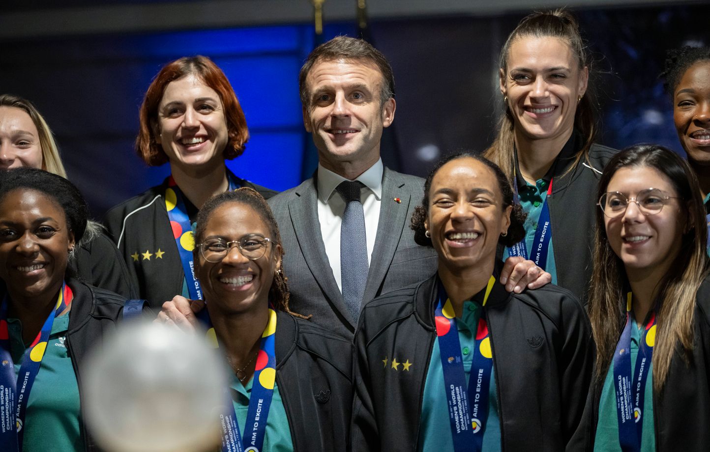 Mondial de handball f minin A l Elys e Emmanuel Macron salue