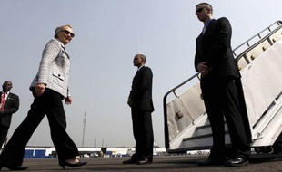 La secrétaire d'Etat américaine Hillary Clinton s'entretenait mardi matin à Abidjan avec le président ivoirien Alassane Ouattara, pour sa première visite depuis la fin de la crise politique meurtrière dans le pays.