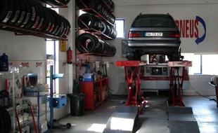 Changement de pneu sur une voiture chez un garagiste.
