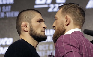 L'Irlandais Conor McGregor (droite) face au Russe Khabib Nurmagomedov, le 20 septembre 2018.