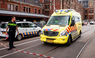 Deux personnes ont été grièvement blessées le 31 août 2018 dans une attaque au couteau à la gare centrale d'Amsterdam.
