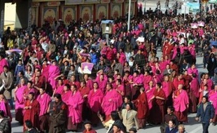 De nombreuses boutiques ont brûlé vendredi dans le coeur historique de la capitale du Tibet pendant des manifestations organisées par des moines bouddhistes, célébrant depuis le début de la semaine le 49e anniversaire du soulèvement de Lhassa qui avait abouti à l'exil du dalaï lama.