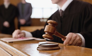Photo illustration tribunal.