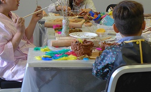 Sept enfants présents sur la promenade des Anglais le 14 juillet suivent un atelier thérapeutique.