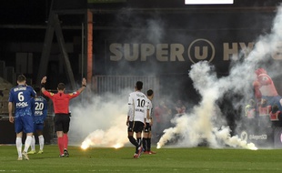 Des engins pyrotechniques sur la pelouse angevine.