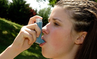 Un enfant asthmatique. Illustration