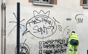 Les tags en cours d'effacement sur les murs de la synagogue Palaprat, à Toulouse.