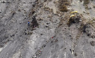 Un membre des équipes de secours travaille au milieu des débris de l'A320 de Germanwings, le 30 mars 2015 sur le site du crash près de Seyne-les-Alpes