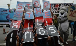 Des militants philippins manifestent devant l'ambassade du Japon à Manille contre la chasse aux dauphins pratiquée à Taiji, le 1er septembre 2014